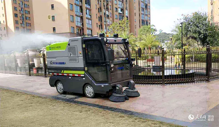 人民网报道：抗击疫情，环卫机器人显身手
